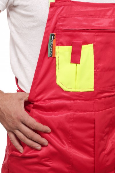 Schnittschutzlatzhose mit Warnkeilen an den Hosenbeinen