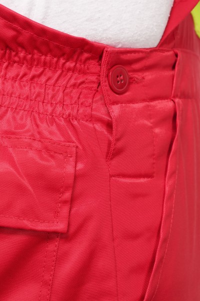 Schnittschutzlatzhose mit Warnkeilen an den Hosenbeinen